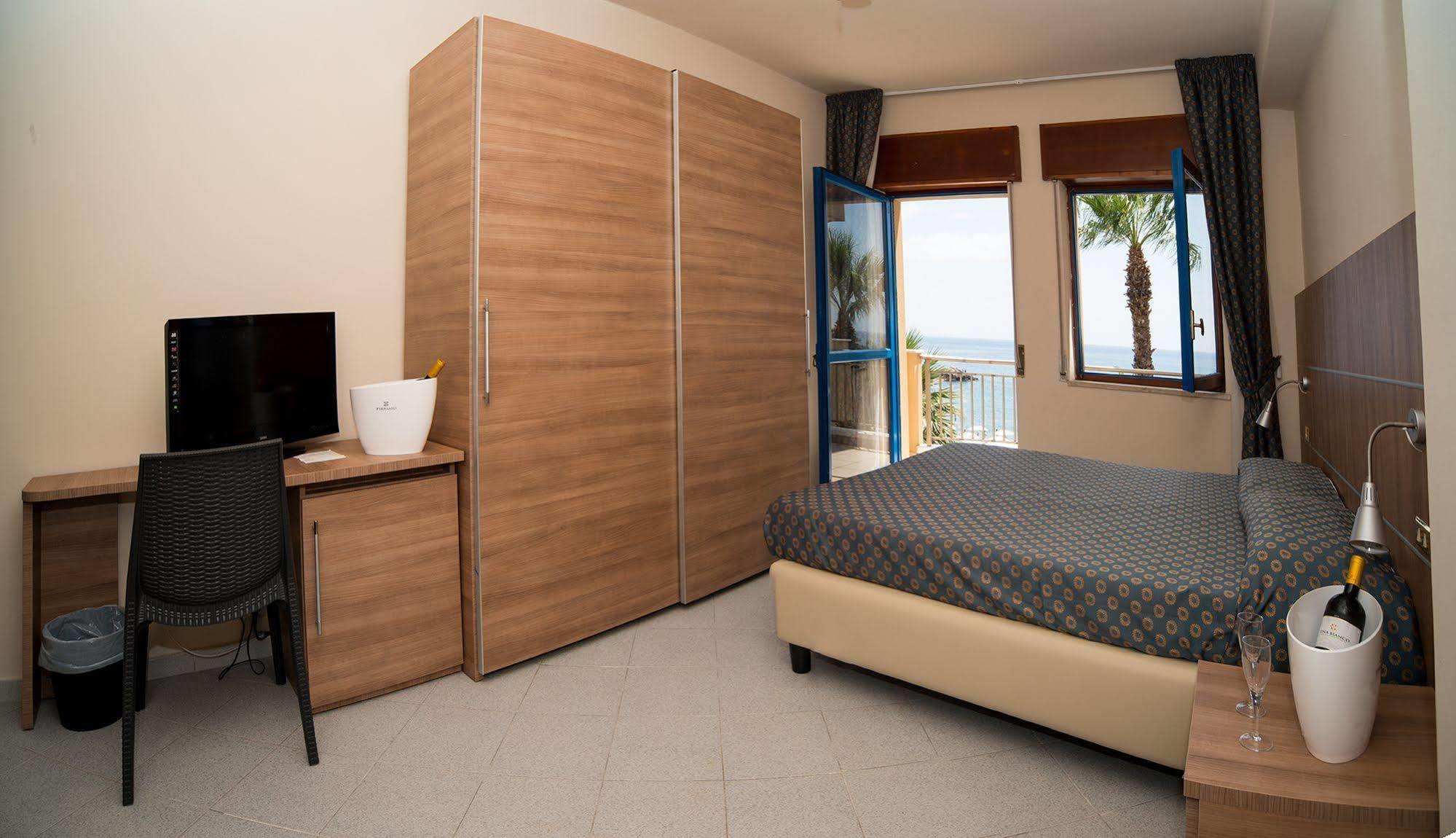 Elihotel SantʼAlessio Siculo Buitenkant foto